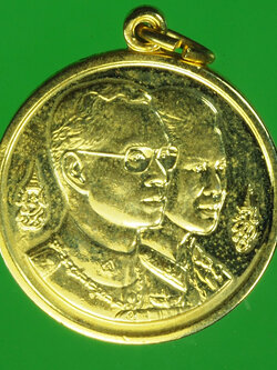 A813 เหรียญในหลวงรัชกาลที่ 9 และพระพันปีหลวง กองทัพอากาศจัดสร้าง ปี 2530 กระหลั่ยทอง 5