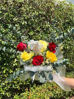 Fresh Flower Small Bouquet ดอกกุหลาบ สีแดง พร้อม ดอกกุหลาบสีเหลือง นำเข้า คัด Size จำนวน 6 ดอก พร้อมตกแต่ง สามารถเปลี่ยนสีได้