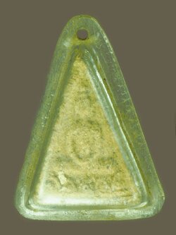 A5700 พระนางพญาฐานบัว เนื้่อผง เลี่ยมพลาสติกเก่าหลายสิบปี ไม่ทราบที่ 3