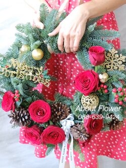 Christmas Wreath วงกลมคริสมาสต์สำหรับติดประตู พร้อมประดับตกแต่ง Ornament และ ดอกไม้สด