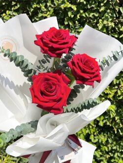 Medium Bouquet Ecuador Rose ช่อดอกกุหลาบเอกวาดอร์ สีแดง นำเข้า คัด Size จำนวน 3 ดอก พร้อมตกแต่ง สามารถเปลี่ยนสีได้