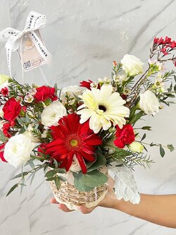 Fresh Flower Box กล่องดอกไม้สด โทนขาว-แดง พร้อมตกแต่ง สามารถเปลี่ยนสีได้