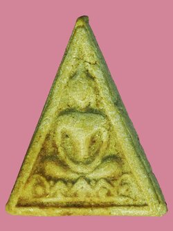 A5727 พระนางพญาฐานฟันบัวหลังยันต์ห้า เนื้อผงน้ำมัน ไม่ทราบที่และปีสร้าง 9