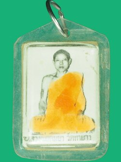 A5750 รูปถ่ายหลวงพ่อถมยา หลังหลวงพ่อสายรุ้ง วัดท่าแก้ว ชัยนาท เลี่ยมพลาสติกเก่า 4