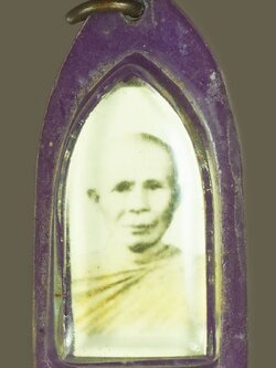 A5392 รูปถ่ายหลังพระประจำวัน หลวงปู่มัง วัดเทพกุญชร ลพบุรี เลี่ยมพลาสติกเดิมจากวัด 4