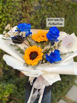 Birthday Bouquet Ecuador Rose จำนวน 3 ดอก พร้อมตกแต่ง ดอกทานตะวัน จำนวน 2 ดอก สามารถเปลี่ยนสีได้