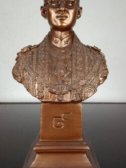 23.พระบรมรูปหล่อครึ่งพระองค์ในหลวงรัชกาลที่9 พระบาทสมเด็จพระปรมินทรมหาภูมิพลอดุลยเดช ฉลองพระองค์บรมราชภูษิตาภรณ์