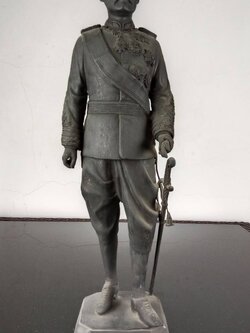 31.พระบรมรูปหล่อในหลวงรัชกาลที่5 พระบาทสมเด็จพระจุลจอมเกล้าเจ้าอยู่หัว ทรงยืนฉลองพระองค์ในราชปะแตนประดับเครื่องราชอิสริยาภรณ์ นุ่งผ้าโจงกระเบนสวมรองเท้าหุ้มส้น คาดพระแสงกระบี่