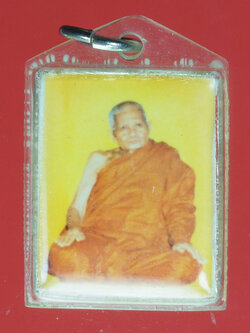 A736 รูปถ่ายหลังจีวร หลวงปุ่แหวน สุจิณโณ วัดดอยแม่ปั่ง เชียงใหม่ ปี 2521 เลี่ยมพลาสติกเดิมจากวัด 31