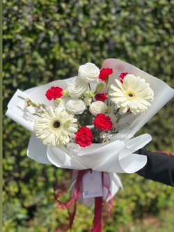 Mini Bouquet ช่อดอก Gerbera สีขาว จำนวน 2 ดอก โทนขาว-แดง พร้อมตกแต่ง สามารถเปลี่ยนสีได้