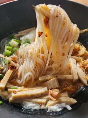เมนูเด็ด ถูกใจสายเส้น นี่เลย "ก๋วยจั๊บญวนเลอรส" อร่อยครบรส ไม่ต้องปรุงเพิ่ม 🍲ใครทำก็อร่อย แค่ฉีกซองต้ม เส้นเหนียวนุ่ม น้ำซุปหวานกลมกล่อม เติมหมูยอ ไข่ออนเซนสักฟอง ผักตามใจชอบ🥬 ความอร่อยแบบมืออาชีพก็พร้อมเสริฟ..จ้า🥢