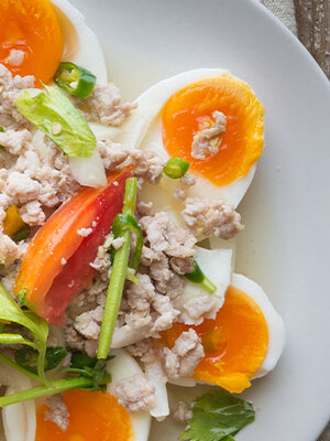 >>>ยำไข่ต้มใส่หมูสับสุดแซ่บต้องลองทำง่าย<<<