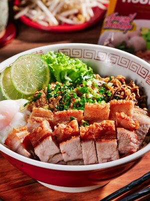 ✨อร่อยยกนิ้วกับเมนู👍🎉 ก๋วยเตี๋ยวเรือแห้งต้มยำหมูกรอบ ไข่ออนเซน😋