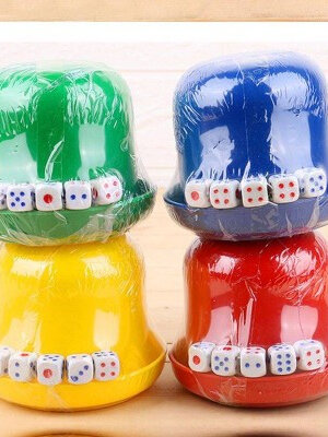 เกมส์ลูกเต๋า ชุดถ้วยลูกเต๋าพลาสติก คละสี พร้อมส่ง