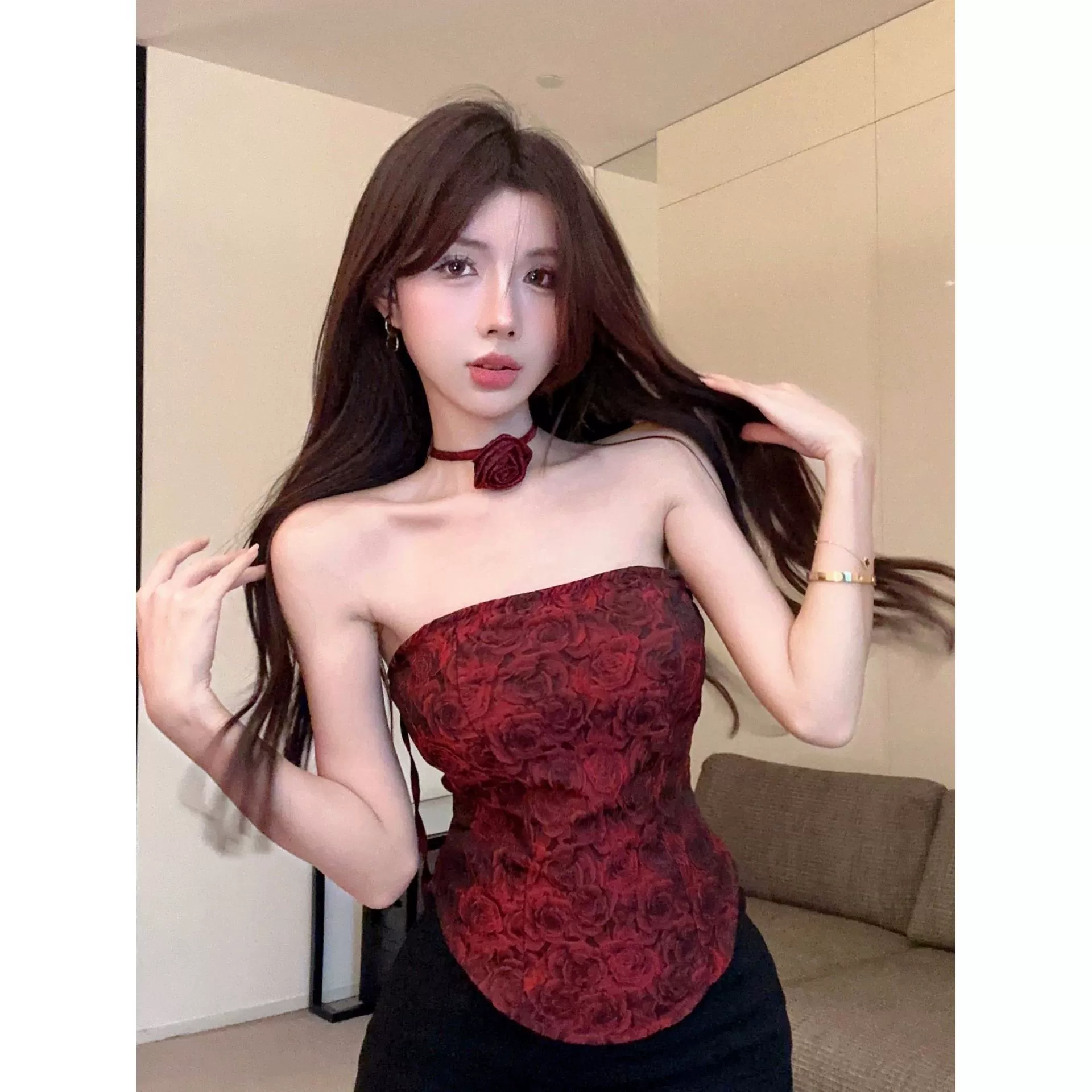 เสื้อเกาะอก ลายดอกกุหลาบ แถมโชคเกอร์คอ รหัส CN2692