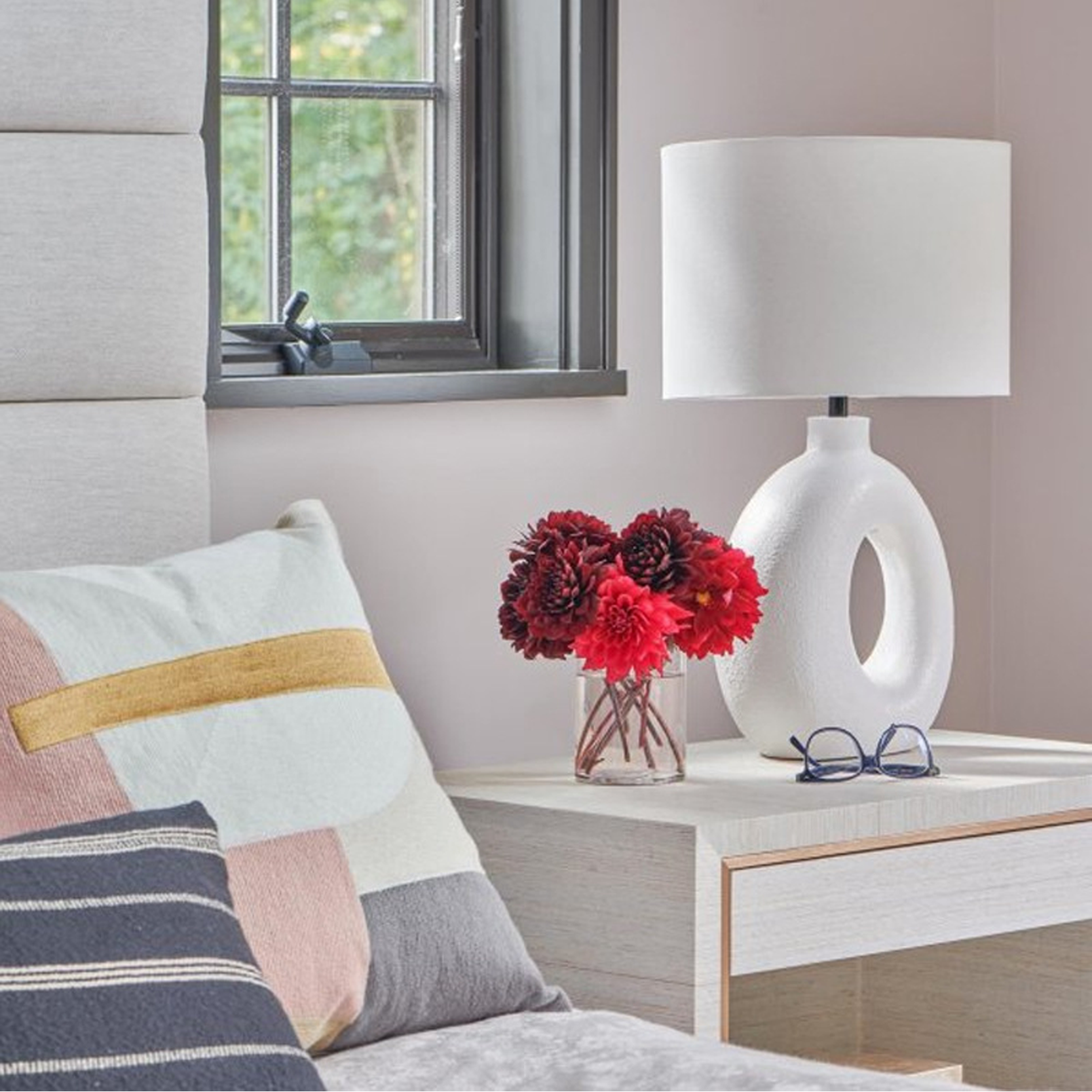 โคมไฟตั้งโต๊ะ สไตล์นอร์ดิก Nordic style table lamp Resin + Fabric LED E27x1 IP20